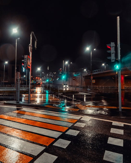 為什么交通信號燈偏偏是紅、黃、綠三色？