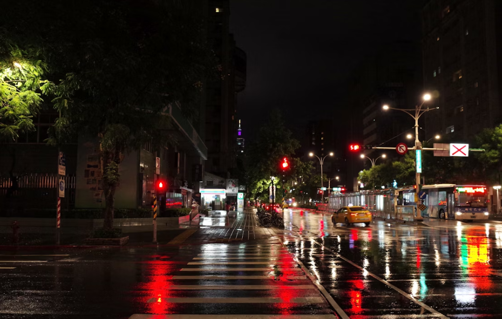 交通信號燈為什么在雨天霧天反而更醒目？揭秘LED的“穿透力”之謎