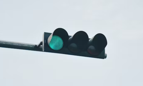 小小信號燈，節(jié)能大能手：現(xiàn)代交通信號燈為何如此省電？