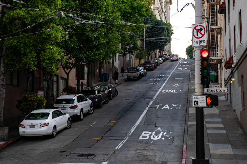 從手動扳桿到AI智能：交通信號燈的百年進化簡史